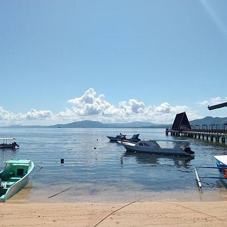 Mamalis Homestay Manado Bagian luar foto
