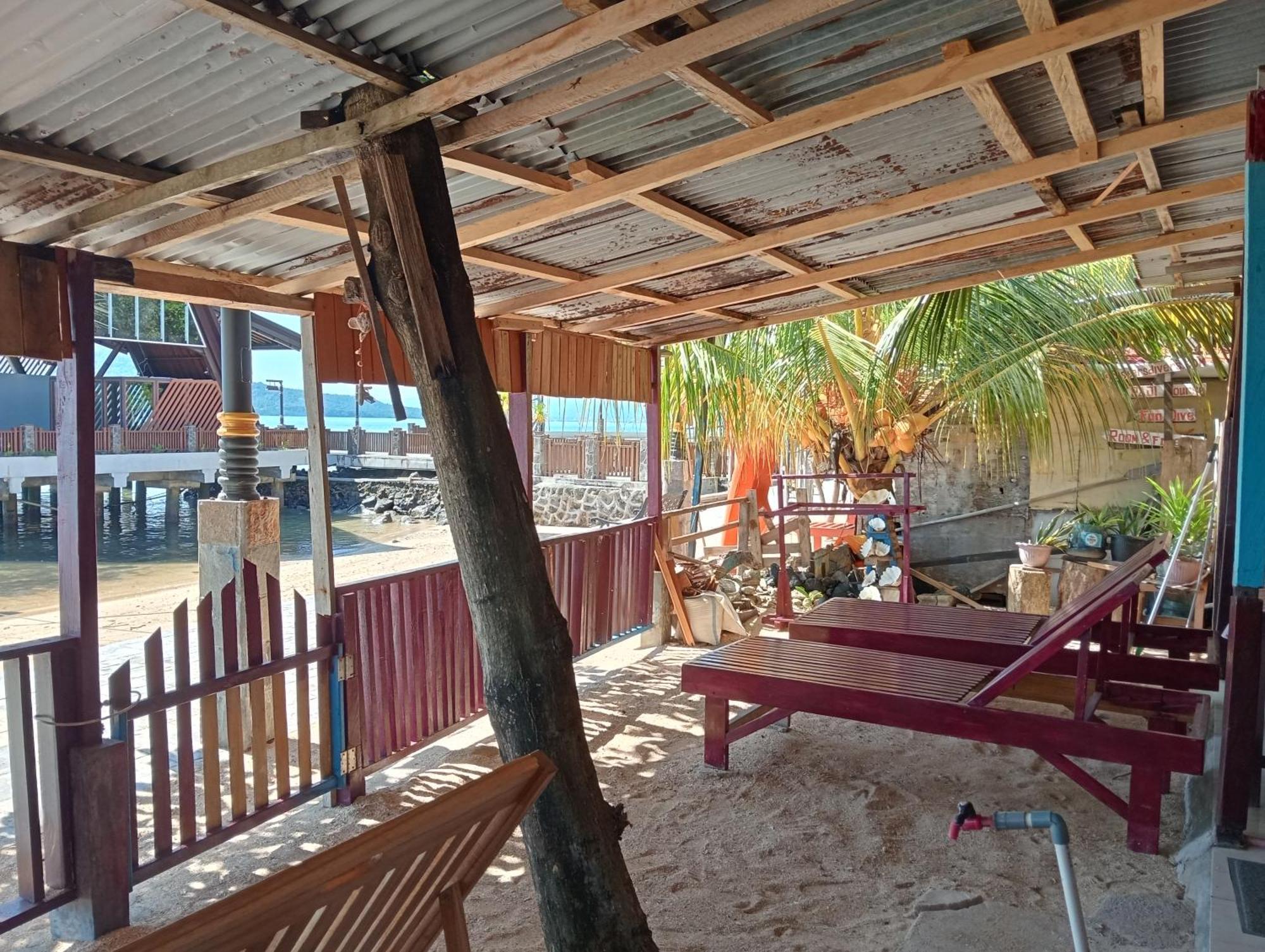 Mamalis Homestay Manado Bagian luar foto