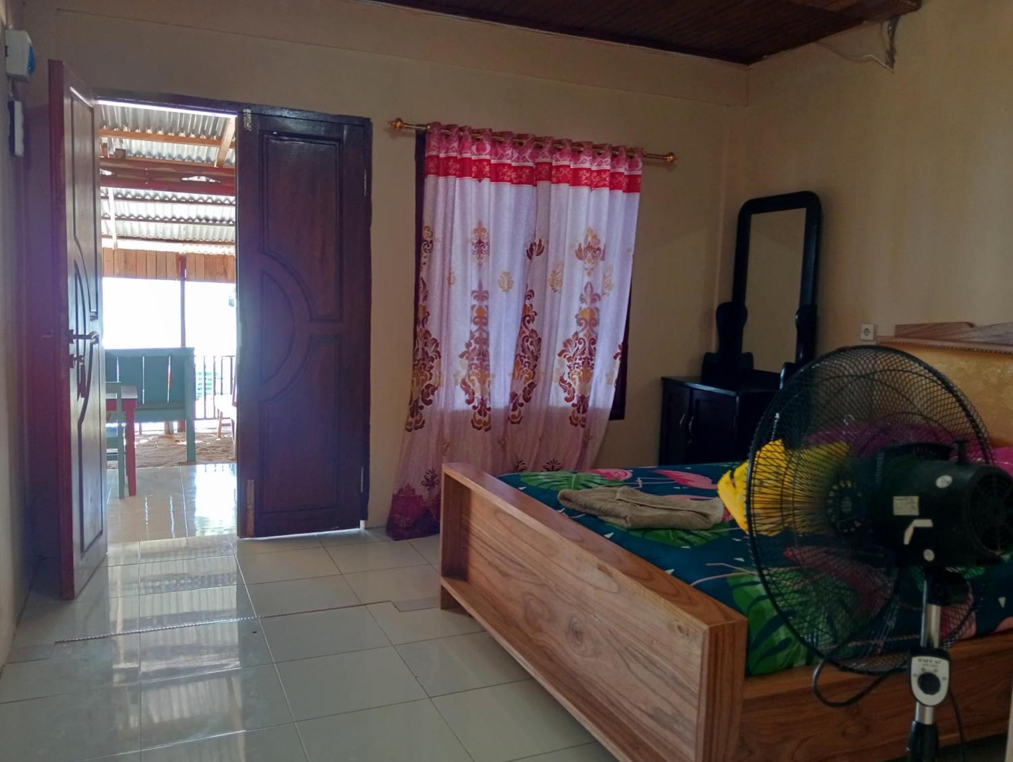Mamalis Homestay Manado Bagian luar foto
